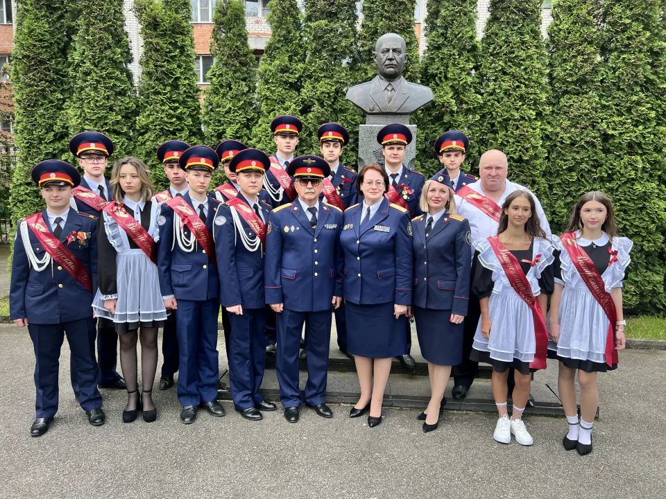 Сотрудники СК России по Ставропольскому краю поздравили выпускников профильных кадетских классов с последним звонком Сотрудники СК России по Ставропольскому краю поздравили выпускников профильных кадетских классов с последним звонком