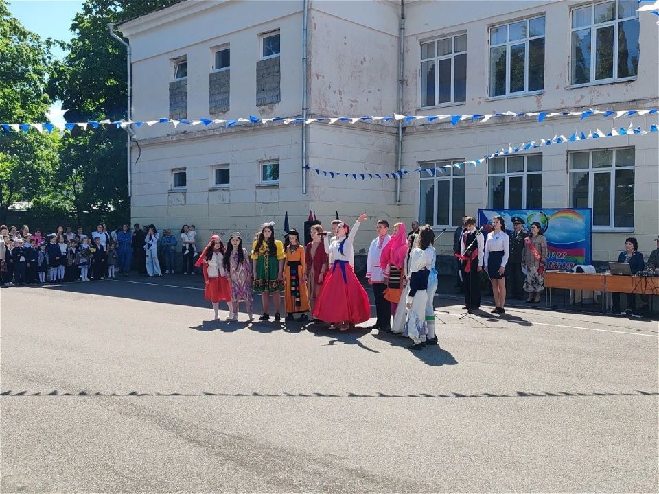 Последний звонок - это и прощание со школой, и старт в новую жизнь: яркую, полную возможностей и открытий Последний звонок - это и прощание со школой, и старт в новую жизнь: яркую, полную возможностей и открытий