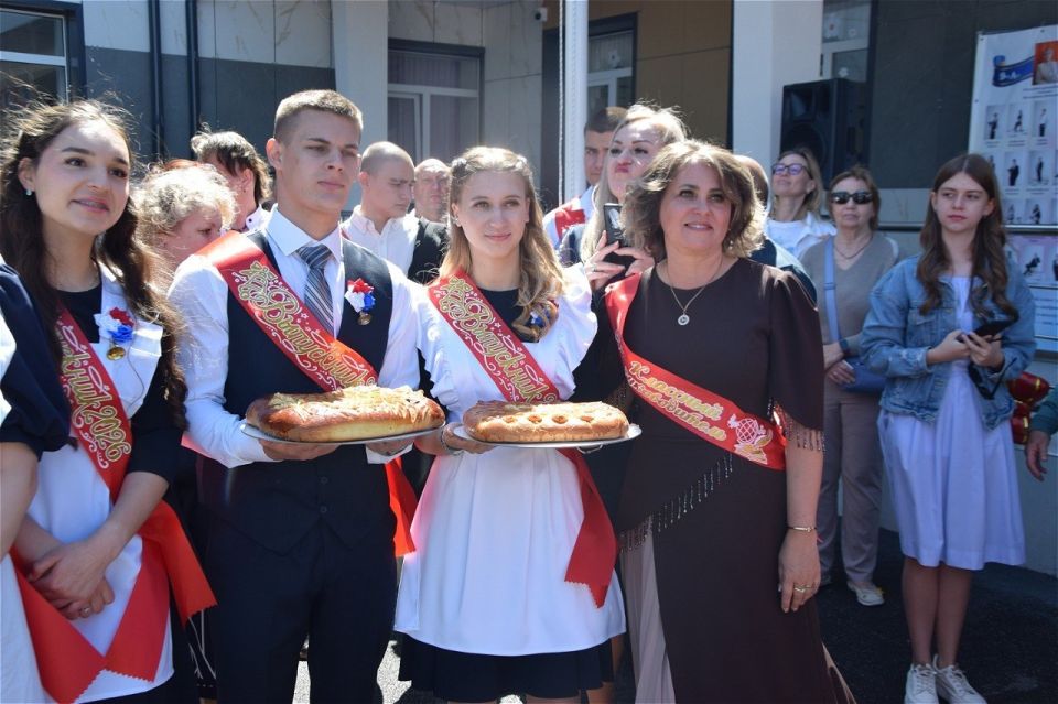 Последний звонок - это и прощание со школой, и старт в новую жизнь: яркую, полную возможностей и открытий Последний звонок - это и прощание со школой, и старт в новую жизнь: яркую, полную возможностей и открытий