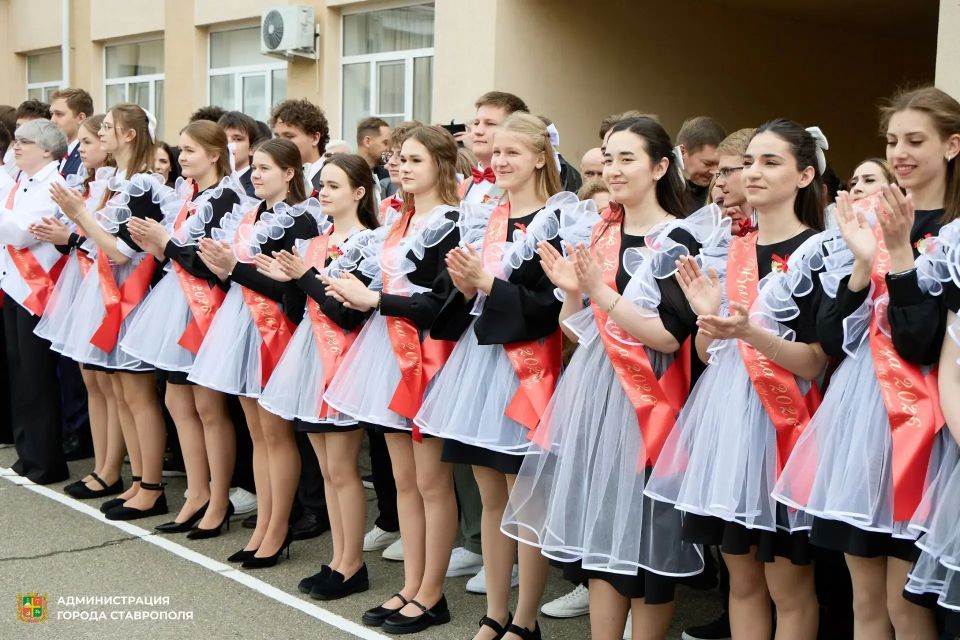 В Ставрополе прозвенел последний звонок для более 5 тысяч девятиклассников и более 2 тысяч одиннадцатиклассников В Ставрополе прозвенел последний звонок для более 5 тысяч девятиклассников и более 2 тысяч одиннадцатиклассников
