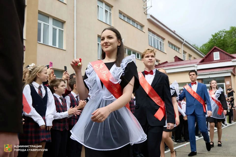 В Ставрополе прозвенел последний звонок для более 5 тысяч девятиклассников и более 2 тысяч одиннадцатиклассников В Ставрополе прозвенел последний звонок для более 5 тысяч девятиклассников и более 2 тысяч одиннадцатиклассников