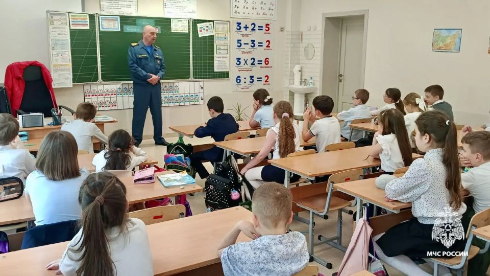 Сотрудники МЧС Ставрополья готовят детей к летним каникулам Сотрудники МЧС Ставрополья готовят детей к летним каникулам