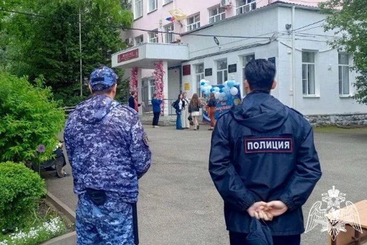 На Ставрополье росгвардейцы обеспечили безопасность праздничных мероприятий, посвященных завершению учебного года На Ставрополье росгвардейцы обеспечили безопасность праздничных мероприятий, посвященных завершению учебного года