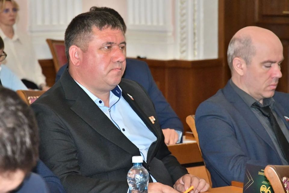 Георгий Колягин в минувшую среду провел очередное заседание городского парламента Георгий Колягин в минувшую среду провел очередное заседание городского парламента