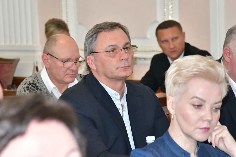 Георгий Колягин в минувшую среду провел очередное заседание городского парламента Георгий Колягин в минувшую среду провел очередное заседание городского парламента