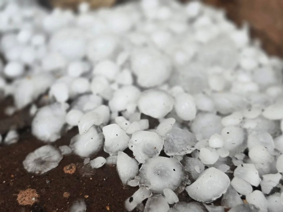 Обильные осадки с градом прошли в Минеральных Водах на Ставрополье, сообщил глава минераловодского муниципального округа Максим Гаранжа Обильные осадки с градом прошли в Минеральных Водах на Ставрополье, сообщил глава минераловодского муниципального округа Максим Гаранжа