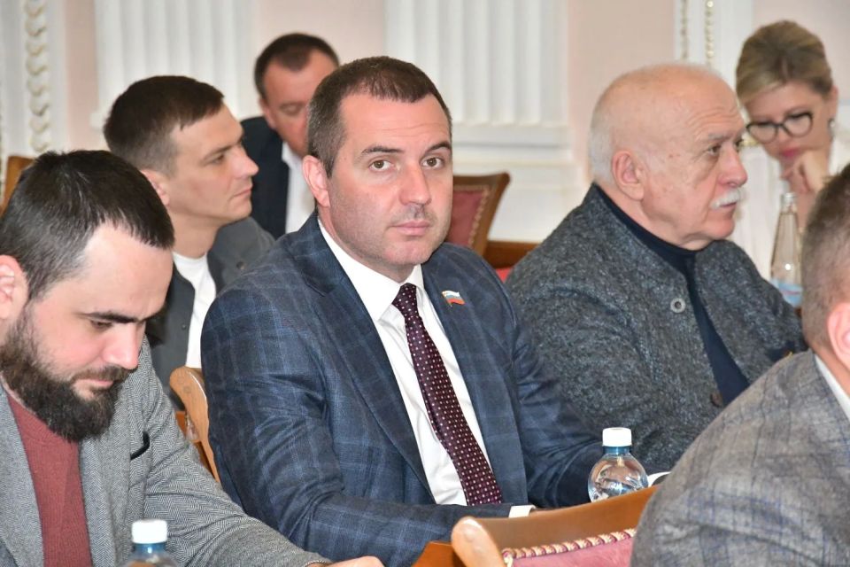Георгий Колягин в минувшую среду провел очередное заседание городского парламента Георгий Колягин в минувшую среду провел очередное заседание городского парламента
