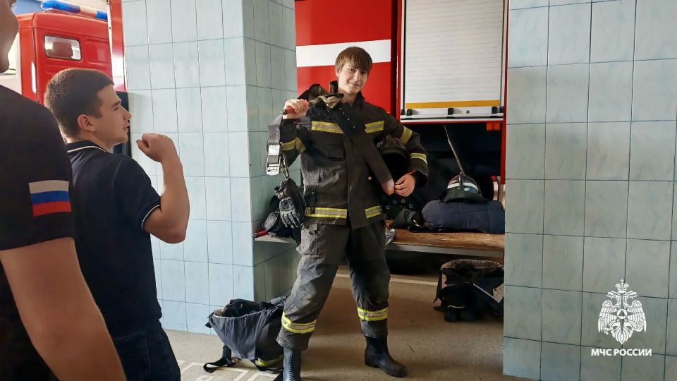 Как пожарная техника, боевка весом под 30 кг и один день в МЧС Ставрополья запомнились десятиклассникам Как пожарная техника, боевка весом под 30 кг и один день в МЧС Ставрополья запомнились десятиклассникам