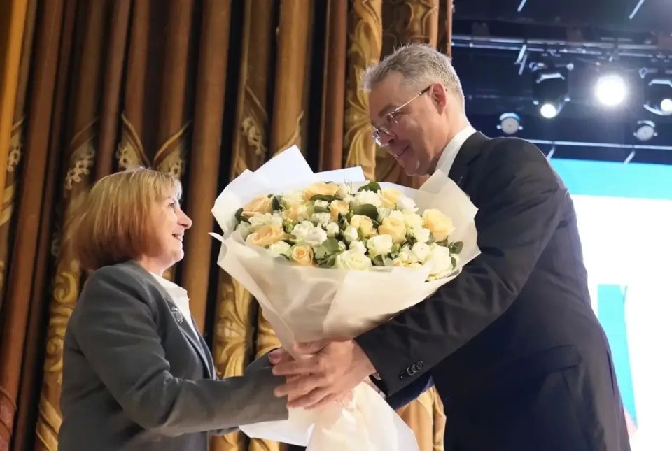 Владимир Владимиров: На церемонии представления ежегодного Послания вместе со всем залом стоя, аплодисментами поздравили нашу землячку Татьяну Васильевну Кожевникову из Советского округа с присвоением звания Героя труда... Владимир Владимиров: На церемонии представления ежегодного Послания вместе со всем залом стоя, аплодисментами поздравили нашу землячку Татьяну Васильевну Кожевникову из Советского округа с присвоением звания Героя труда...