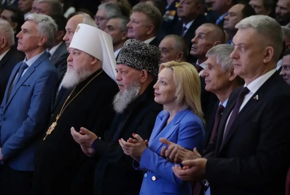 Владимир Владимиров: На церемонии представления ежегодного Послания вместе со всем залом стоя, аплодисментами поздравили нашу землячку Татьяну Васильевну Кожевникову из Советского округа с присвоением звания Героя труда... Владимир Владимиров: На церемонии представления ежегодного Послания вместе со всем залом стоя, аплодисментами поздравили нашу землячку Татьяну Васильевну Кожевникову из Советского округа с присвоением звания Героя труда...