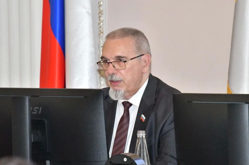 Георгий Колягин в минувшую среду провел очередное заседание городского парламента Георгий Колягин в минувшую среду провел очередное заседание городского парламента
