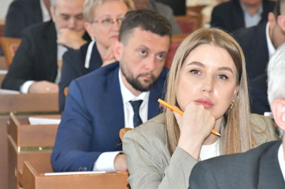 Георгий Колягин в минувшую среду провел очередное заседание городского парламента Георгий Колягин в минувшую среду провел очередное заседание городского парламента