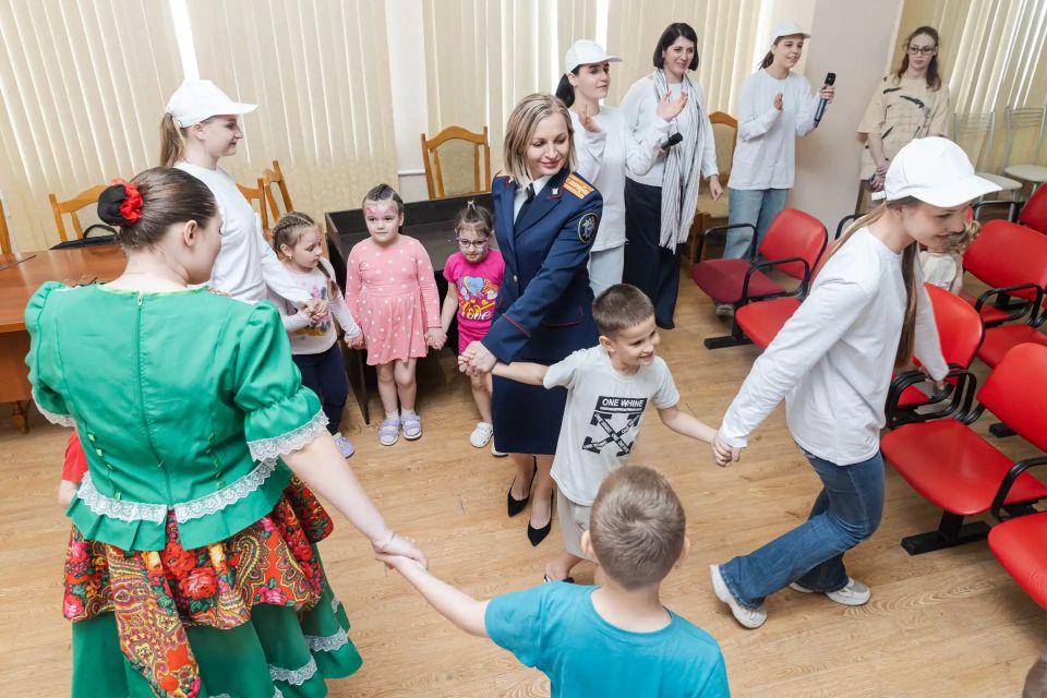Руководитель СУ СК России по Ставропольскому краю и сотрудники ведомства поздравили детей, проходящих лечение в больнице, с Международным днём защиты детей Руководитель СУ СК России по Ставропольскому краю и сотрудники ведомства поздравили детей, проходящих лечение в больнице, с Международным днём защиты детей