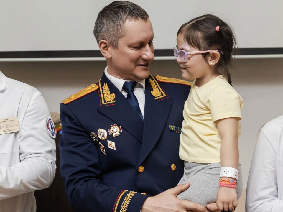 Руководитель СУ СК России по Ставропольскому краю и сотрудники ведомства поздравили детей, проходящих лечение в больнице, с Международным днём защиты детей