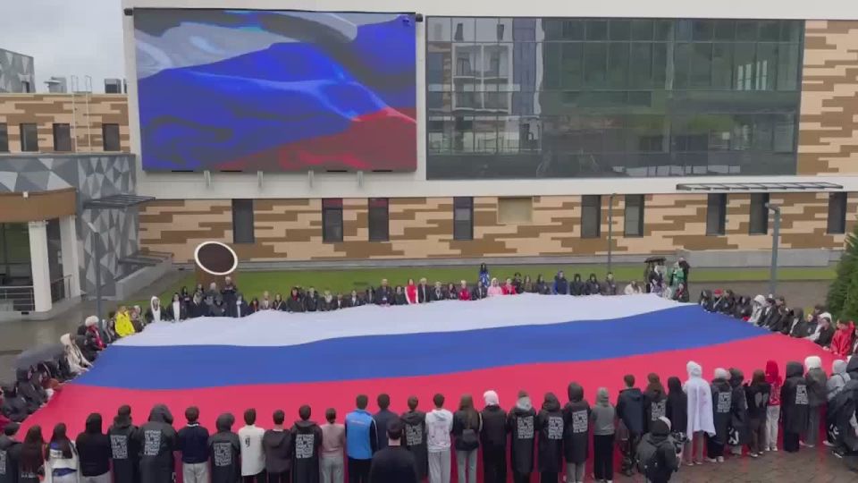 Флаг Российской Федерации площадью 300 кв. м развернули участники мероприятия "Мосты дружбы" на амфитеатре Центра знаний "Машук" в Пятигорске и исполнили гимн страны