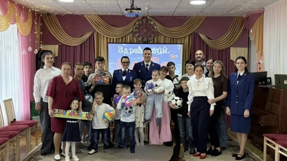 В преддверии Международного дня защиты детей представители прокуратуры навестили ребят в Ставрополе