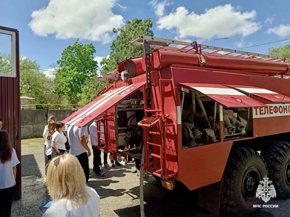 Школьников из села Донского познакомили с работой настоящих героев Школьников из села Донского познакомили с работой настоящих героев