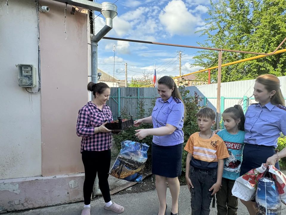 В Советском округе сотрудники СК России поздравили детей из подшефной многодетной семьи с Международным днём защиты детей В Советском округе сотрудники СК России поздравили детей из подшефной многодетной семьи с Международным днём защиты детей