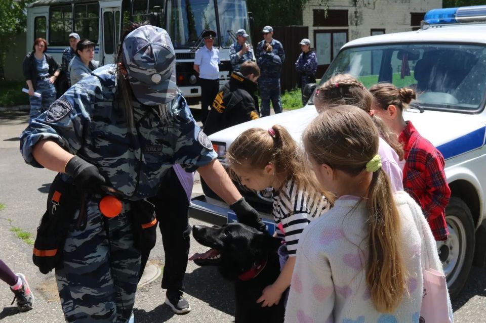 Ставропольские полицейские-кинологи познакомили школьников со своей работой Ставропольские полицейские-кинологи познакомили школьников со своей работой