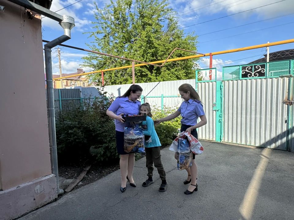 В Советском округе сотрудники СК России поздравили детей из подшефной многодетной семьи с Международным днём защиты детей В Советском округе сотрудники СК России поздравили детей из подшефной многодетной семьи с Международным днём защиты детей
