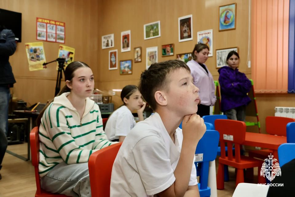 В День защиты детей сотрудники МЧС Ставрополья устроили праздник для ребят В День защиты детей сотрудники МЧС Ставрополья устроили праздник для ребят