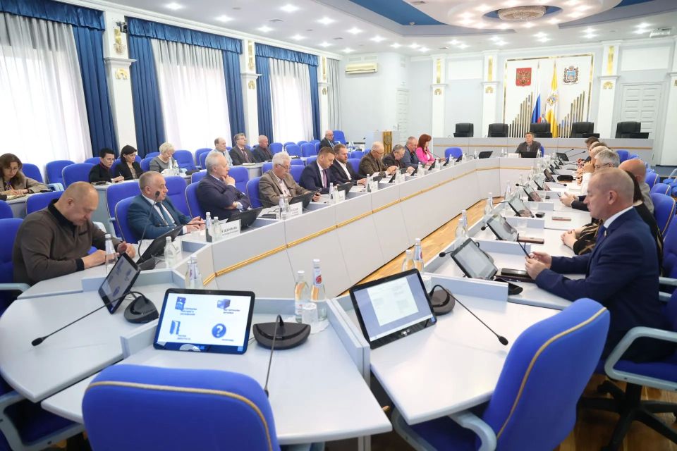 В Думе Ставропольского края прошло рабочее совещание депутатов и сотрудников аппарата краевого парламента