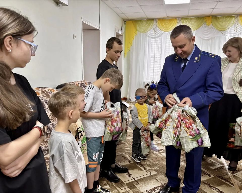 В День защиты детей работники прокуратуры поздравили подрастающее поколение В День защиты детей работники прокуратуры поздравили подрастающее поколение