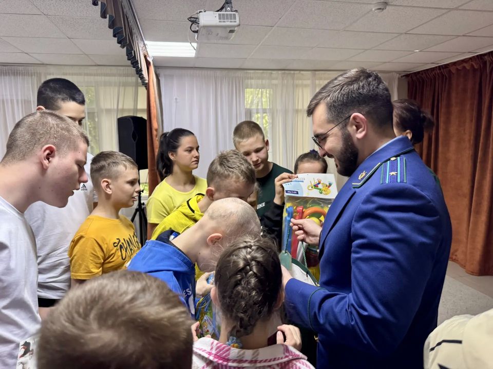 В День защиты детей работники прокуратуры поздравили подрастающее поколение В День защиты детей работники прокуратуры поздравили подрастающее поколение
