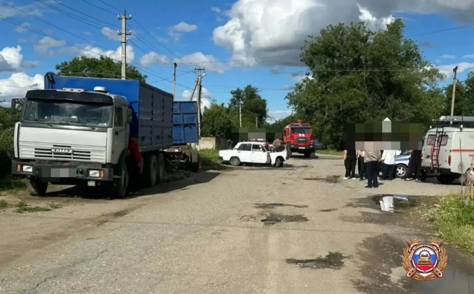 В Левокумском округе при наезде на стоящий грузовик пострадали 2 человека В Левокумском округе при наезде на стоящий грузовик пострадали 2 человека