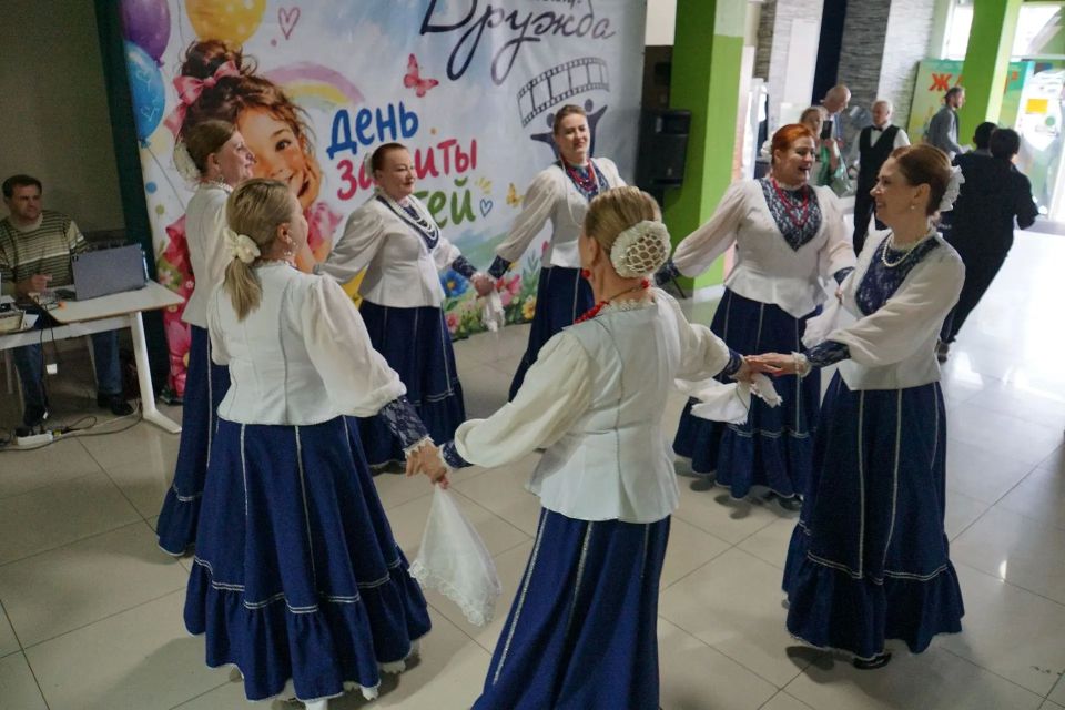 Пока одна сцена гремела на площади Возрождения, другая, не менее душевная, развернулась в стенах кинотеатра «Дружба» (г Пока одна сцена гремела на площади Возрождения, другая, не менее душевная, развернулась в стенах кинотеатра «Дружба» (г