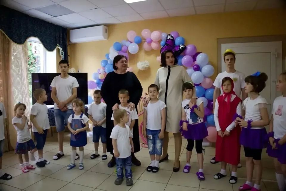 В Международный день защиты детей минспорт с коллегами посетили Изобильненский социально-реабилитационный центр для несовершеннолетних, чтобы разделить с ребятами радость праздника В Международный день защиты детей минспорт с коллегами посетили Изобильненский социально-реабилитационный центр для несовершеннолетних, чтобы разделить с ребятами радость праздника