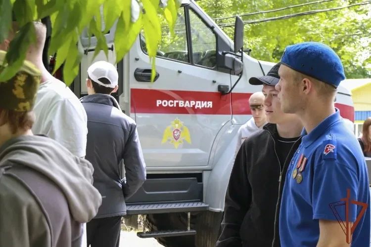 Представители Росгвардии провели профориентационное занятие для школьников Ставрополья