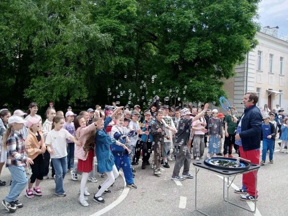 Со вчерашнего дня в Ессентуках заработали летние лагеря с дневным пребыванием - они открылись на базе городских школ Со вчерашнего дня в Ессентуках заработали летние лагеря с дневным пребыванием - они открылись на базе городских школ