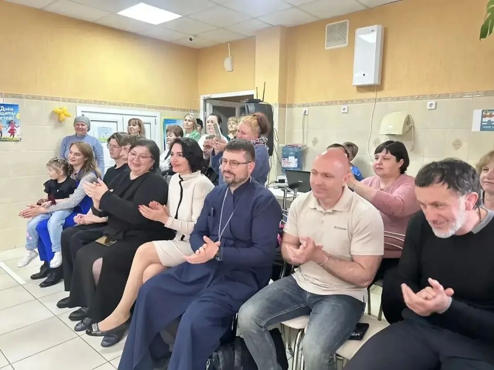 В Международный день защиты детей минспорт с коллегами посетили Изобильненский социально-реабилитационный центр для несовершеннолетних, чтобы разделить с ребятами радость праздника