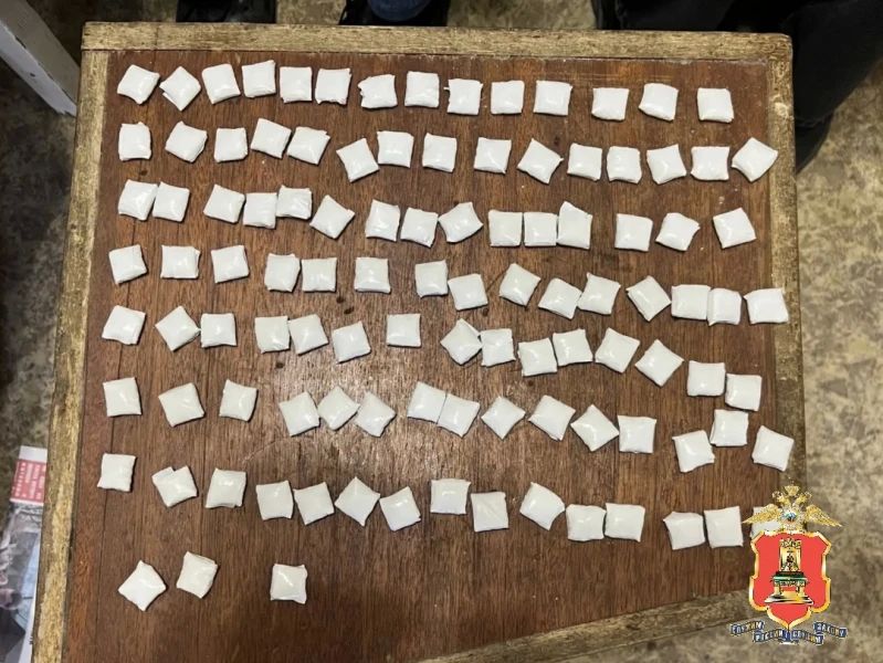В Твери полицейские задержали наркодилера, который вместе с несовершеннолетним сыном торговал запрещёнными веществами В Твери полицейские задержали наркодилера, который вместе с несовершеннолетним сыном торговал запрещёнными веществами