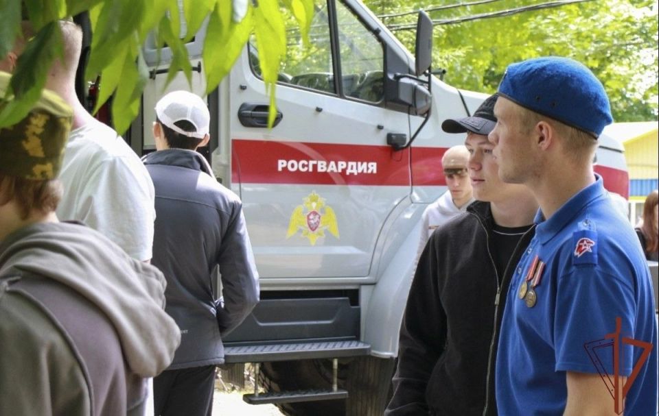 Представители Росгвардии провели профориентационное занятие для школьников Ставрополья Представители Росгвардии провели профориентационное занятие для школьников Ставрополья