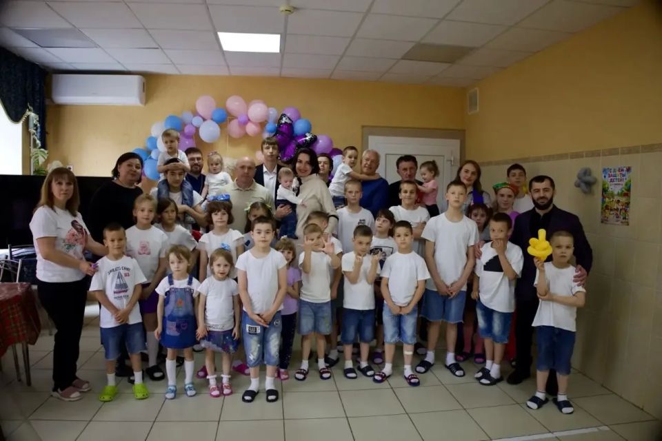 В Международный день защиты детей минспорт с коллегами посетили Изобильненский социально-реабилитационный центр для несовершеннолетних, чтобы разделить с ребятами радость праздника В Международный день защиты детей минспорт с коллегами посетили Изобильненский социально-реабилитационный центр для несовершеннолетних, чтобы разделить с ребятами радость праздника