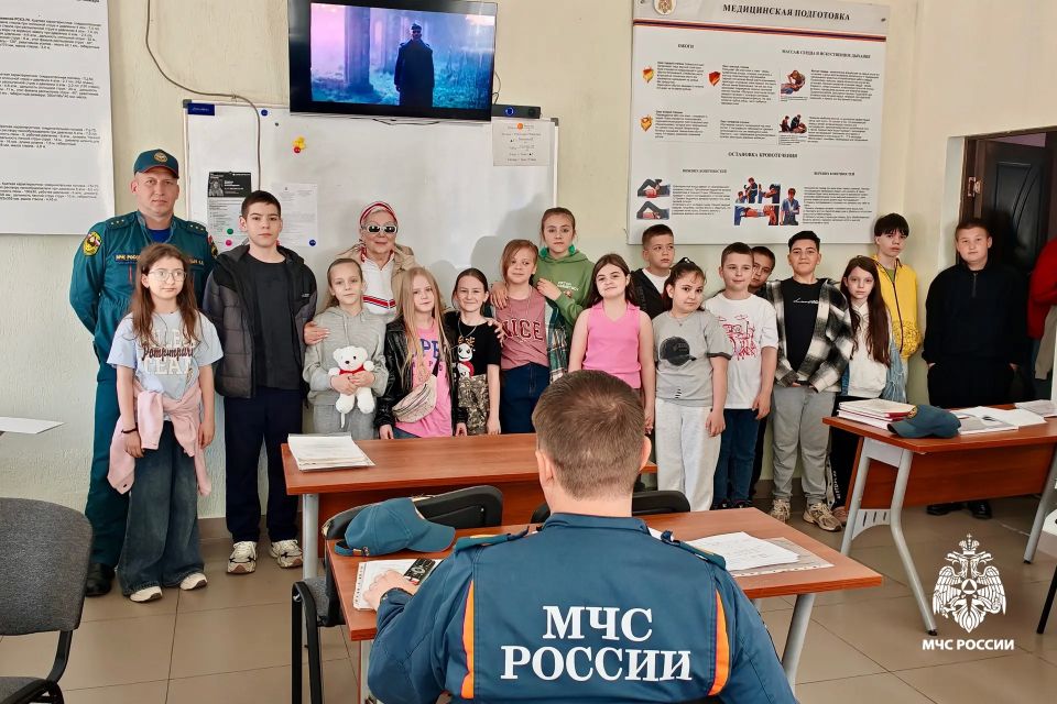Школьники из Пятигорска узнали о буднях огнеборцев МЧС Ставрополья Школьники из Пятигорска узнали о буднях огнеборцев МЧС Ставрополья