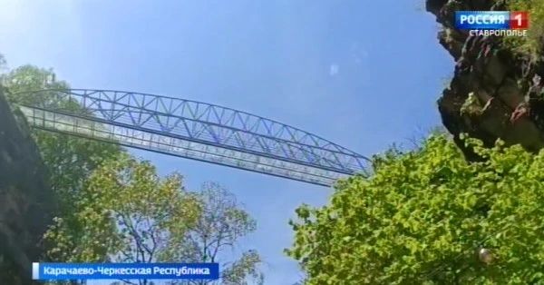 Стеклянный мост на высоте 30 метров откроют на Медовых водопадах