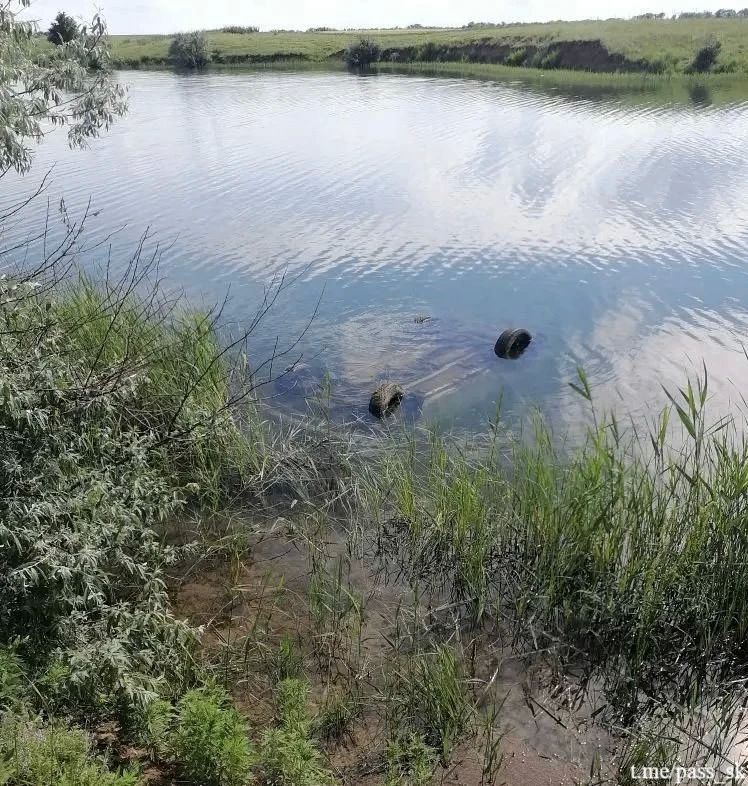Спасатели достали автомобиль с телами людей из водоема в Апанасенковском округе Ставропольского края, сообщает ГКУ "Противопожарная и аварийно-спасательная служба Ставропольского края"