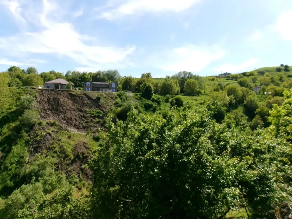 В соцсетях появилась информация об оползне в поселке Зеленогорском по ул. Плановой. Направили на место межведомственную комиссию В соцсетях появилась информация об оползне в поселке Зеленогорском по ул. Плановой. Направили на место межведомственную комиссию
