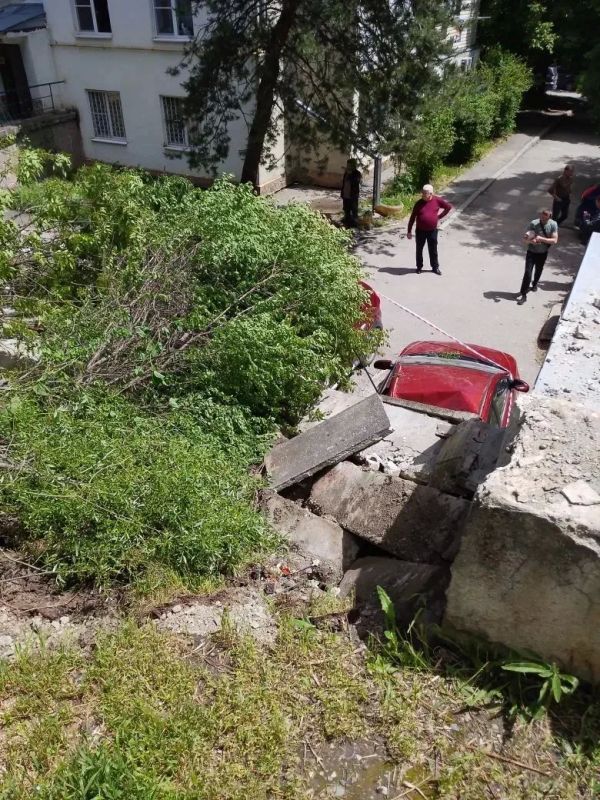 Часть подпорной стены в Ессентуках обрушилась на припаркованные автомобили Часть подпорной стены в Ессентуках обрушилась на припаркованные автомобили