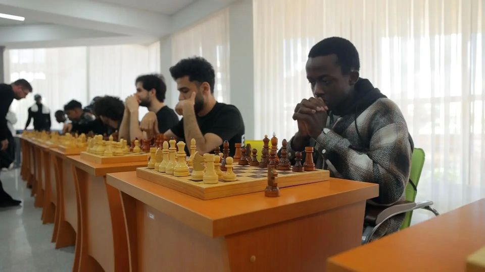 Ставропольский священник обыграл в шахматы девяти африканских студентов Ставропольский священник обыграл в шахматы девяти африканских студентов