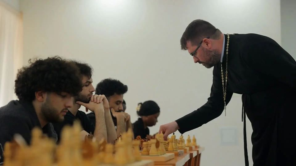 Ставропольский священник обыграл в шахматы девяти африканских студентов