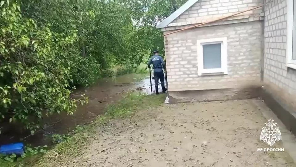 Сотрудники МЧС Ставрополья устраняют последствия непогоды
