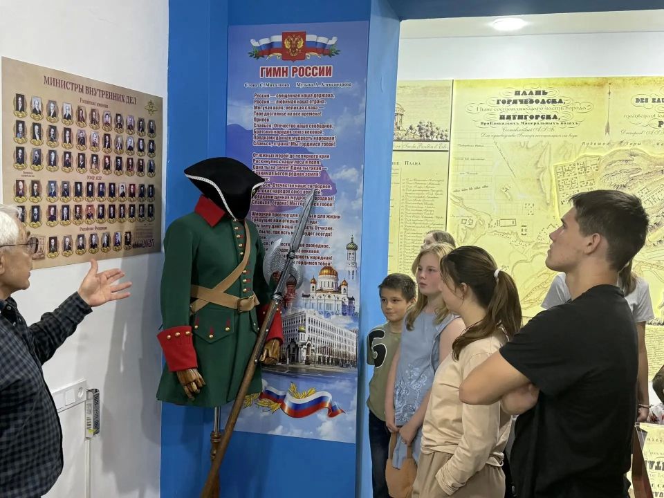 Представитель Общественного совета при ведомстве Рашид Сейд-Гусейнов организовал экскурсию для детей кисловодского детского дома в музей пятигорской полиции Представитель Общественного совета при ведомстве Рашид Сейд-Гусейнов организовал экскурсию для детей кисловодского детского дома в музей пятигорской полиции