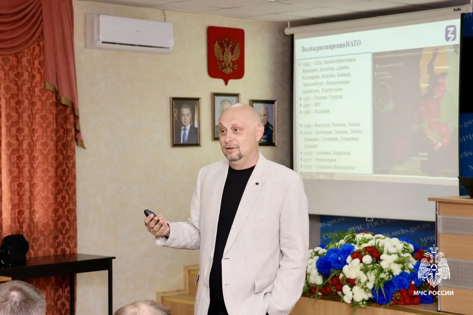 Сотрудники МЧС Ставрополья встретились с представителем Российского общества «Знание» Сотрудники МЧС Ставрополья встретились с представителем Российского общества «Знание»