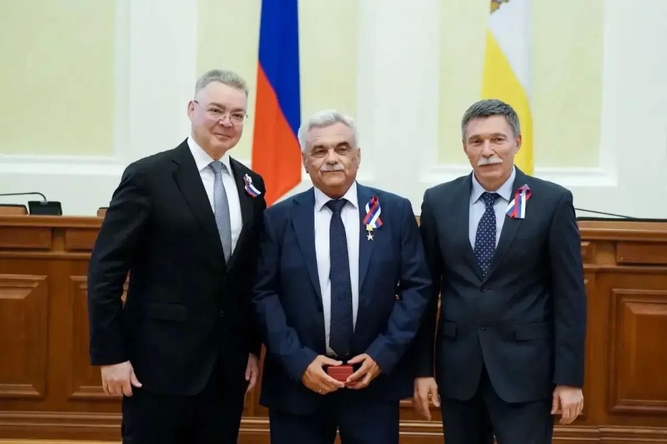 Владимир Владимиров: Накануне Дня России вручил федеральные и краевые награды Владимир Владимиров: Накануне Дня России вручил федеральные и краевые награды
