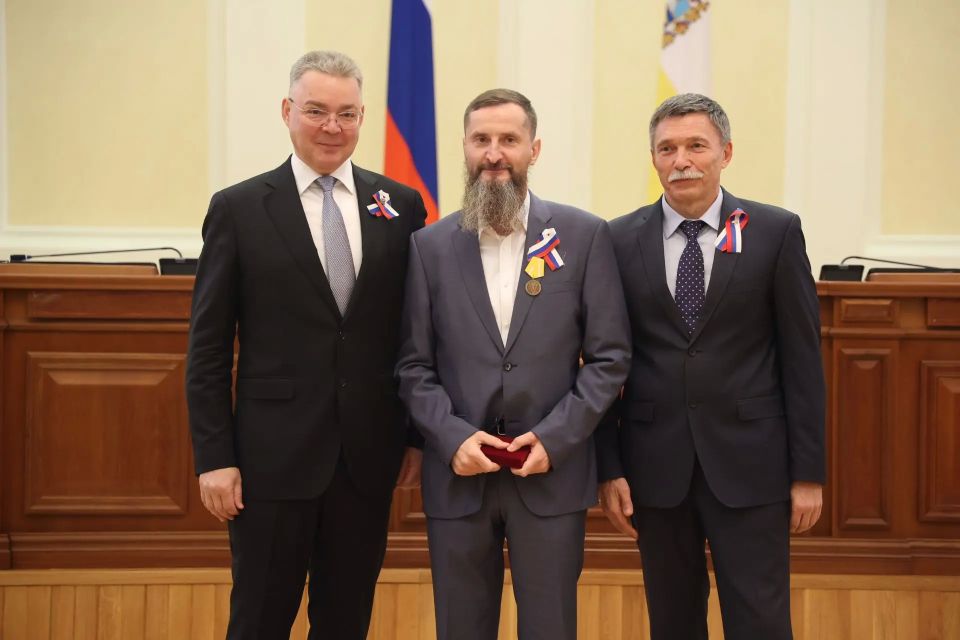 В преддверии Дня России в Ставрополе прошла торжественная церемония вручения государственных и краевых наград В преддверии Дня России в Ставрополе прошла торжественная церемония вручения государственных и краевых наград