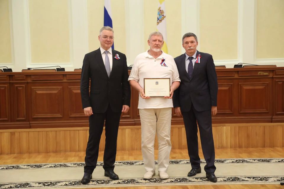 В преддверии Дня России в Ставрополе прошла торжественная церемония вручения государственных и краевых наград В преддверии Дня России в Ставрополе прошла торжественная церемония вручения государственных и краевых наград